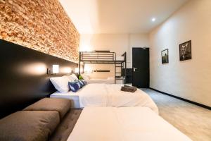un dormitorio con dos camas y un sofá en Chulia Heritage Studio, en George Town