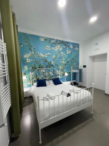1 dormitorio con cama blanca y pared azul en B&B Sweet Sleep en Nápoles