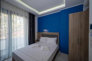 A bed or beds in a room at Okda Hotel
