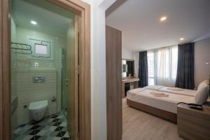 A bathroom at Okda Hotel