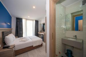 A bathroom at Okda Hotel Még 37 kép