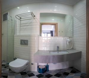 A bathroom at Okda Hotel