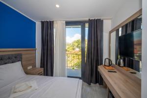 A television and/or entertainment centre at Okda Hotel