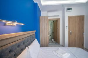 A bed or beds in a room at Okda Hotel