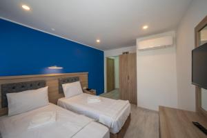 A bed or beds in a room at Okda Hotel