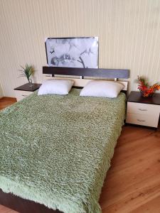 1 dormitorio con 1 cama con 2 almohadas en Уютная квартира с панорамой города, en Odessa