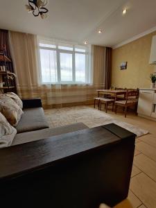 un soggiorno con divano e tavolo di Уютная квартира с панорамой города a Odessa