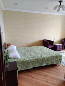 Giường trong phòng chung tại Уютная квартира с панорамой города
