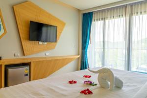 Postel nebo postele na pokoji v ubytování Golden Paradise Hotel - SHA PLUS