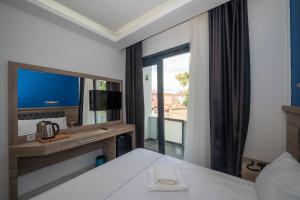 A bed or beds in a room at Okda Hotel