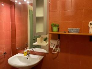 een badkamer met een wastafel en een spiegel bij AmoRosita in Diamante