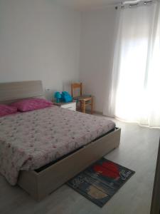 een slaapkamer met een bed en een raam bij Appartamenti Centro Seriate in Seriate