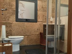 A bathroom at Casas da Bríxida. Primeiro