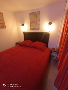 Ένα ή περισσότερα κρεβάτια σε δωμάτιο στο Chalet aux pied des vignes