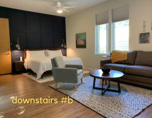Un dormitorio con una cama, un sofá y una mesa. en NormalBnB - 2 Blocks From Restaurants, Bars, Hospital, en Athens