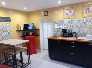 Kuchyň nebo kuchyňský kout v ubytování Chalet aux pied des vignes