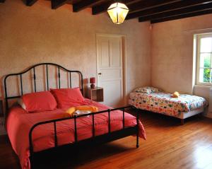 Chenac Saint Seurin D'uzetにあるLogis de Chenacのベッドルーム1室(赤いシーツと窓付)