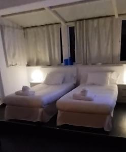 グラナダにあるAtico centroのベッド2台(白いシーツ、枕付)