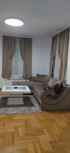 ein Wohnzimmer mit einem Sofa und einem Couchtisch in der Unterkunft Apartman Davidović 31 in Valjevo