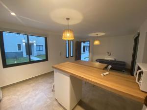 Una cocina con encimera y una sala de estar. en La Escondida Salta 4, en Salta