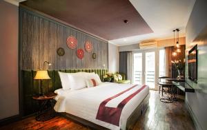 Rúm í herbergi á Hanoi Center Silk Hotel & Travel