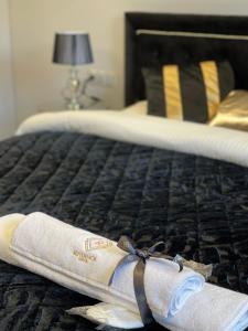 - une paire de serviettes sur un lit dans une chambre d'hôtel dans l'établissement Rezydencja Niva, à Warka