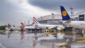 un gruppo di aeroplani parcheggiati in un aeroporto di 4TREES Airport Apartments a Velika Gorica