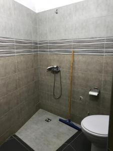 イムスワンにあるImsouane Sunrise Apartmentsのバスルーム(シャワー、トイレ付)