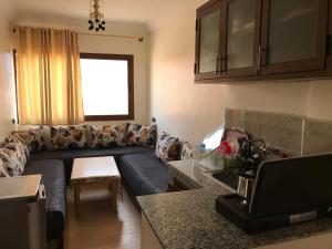 イムスワンにあるImsouane Sunrise Apartmentsのソファとテーブルのあるリビングルーム