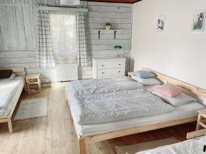 1 dormitorio con 1 cama grande y vestidor en Chalupa pod stromy en Kovářská