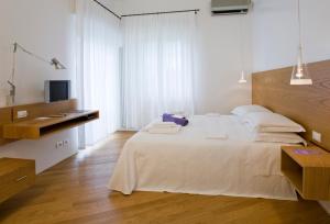 Кровать или кровати в номере Hotel Emilia