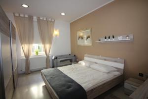 een slaapkamer met een groot bed en een raam bij Classy Apartment Zagreb in Zagreb