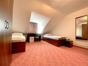 Ліжко або ліжка в номері Navigator Cluj