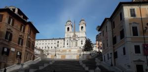 um grande edifício com uma torre de relógio em uma cidade em Chiara Stella Guest House em Roma