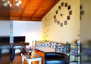 ein Wohnzimmer mit einem Sofa und einem Tisch in der Unterkunft Primavera Peqa in Genovés