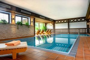 Der Swimmingpool an oder in der Nähe von Alpenhotel Denninglehen