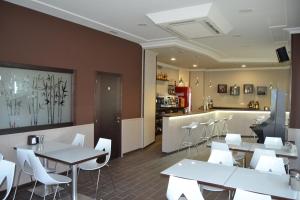 a restaurant with white tables and white chairs at Albergue Credencial in Sarria