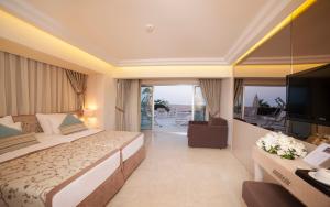 TV a/nebo společenská místnost v ubytování Xperia Saray Beach Hotel
