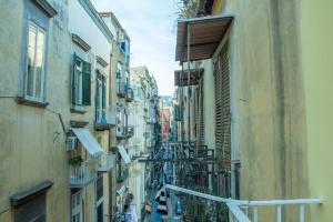 une vue sur une ruelle située entre deux bâtiments dans l'établissement WANDERLUST NAPLES a place to stay, à Naples