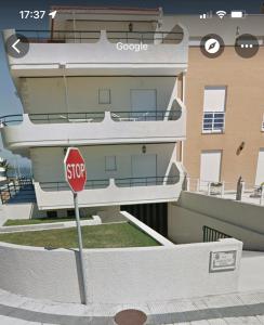 een stopbord voor een gebouw bij JuHouse in Torreira