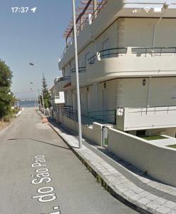 Une rue vide à côté d'un grand bâtiment dans l'établissement JuHouse, à Torreira