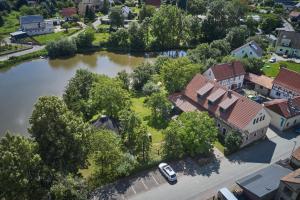 Výhled na řeku, která protéká v blízkosti hotelu
