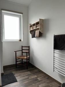 ein Wohnzimmer mit einem Stuhl und einem Fenster in der Unterkunft LA BERGE in Amiens