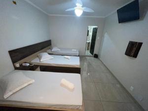 Łóżko lub łóżka w pokoju w obiekcie Hotel Ouro de Mauá
