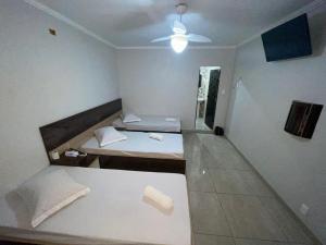 Łóżko lub łóżka w pokoju w obiekcie Hotel Ouro de Mauá
