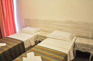 A bed or beds in a room at Gurup Hotel