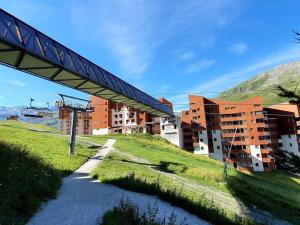 a building on a hill next to a river at Menuires - Appart moderne 5 pers+Parking couvert in Les Menuires