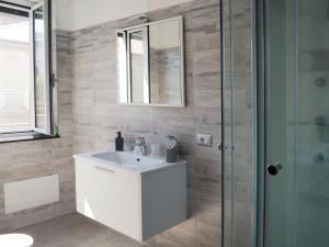 A bathroom at B&B I SIKULI