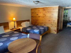 En eller flere senger på et rom på A Holiday Motel - Maggie Valley