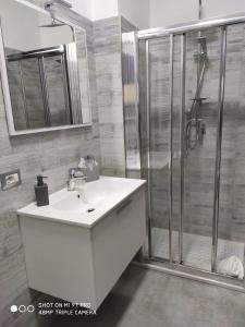 A bathroom at B&B I SIKULI